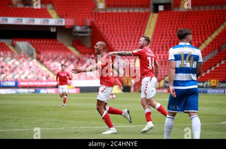 Charlton Athletic Darren Pratley feiert das erste Tor seiner Mannschaft im Spiel mit Teamkollege Aiden McGeady (rechts) während des Sky Bet Championship-Spiels im Londoner Valley. Stockfoto