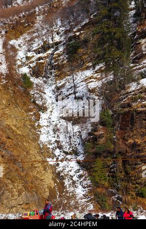 01/03/2019 Solang Valley, Manali, Himachal Pradesh, Indien. Einige Teile des Berges bedeckt mit Eis und Kiefern. Fokus auf Unendlichkeit. Solang Valle Stockfoto