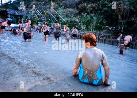 Menschen bedeckt mit Schlamm Thermalschlammbäder Ilica Dalyan Delta Türkei Stockfoto