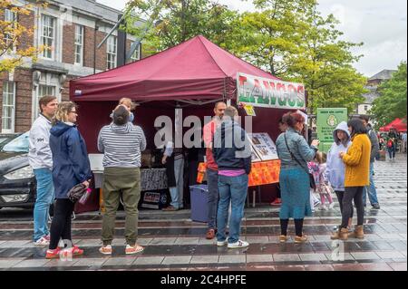 Cork, Irland. Juni 2020. Cork City war heute mit Einkäufern beschäftigt, da die Dinge nach der Coronavirus-Sperre wieder normal werden. Der Samstagsmarkt am Coal Quay war sehr voll. Quelle: AG News/Alamy Live News Stockfoto