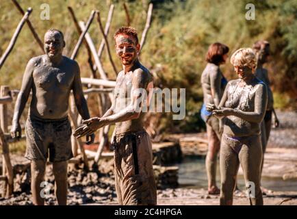 Menschen bedeckt mit Schlamm Thermalschlammbäder Ilica Dalyan Delta Türkei Stockfoto