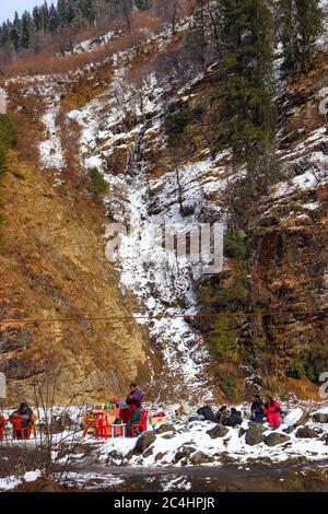 01/03/2019 Solang Valley, Manali, Himachal Pradesh, Indien. Einige Teile des Berges bedeckt mit Eis und Kiefern. Fokus auf Unendlichkeit. Solang Valle Stockfoto