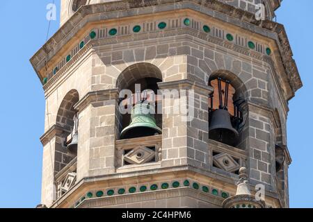 Detail des Glockenturms der Kathedrale der Himmelfahrt der Jungfrau in Baeza, Platz der Heiligen Maria, Jaen, Spanien Stockfoto