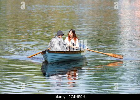 Touristen auf einem Ruderboot im Fluss Nidd in Knaesborough, North Yorkshire. Stockfoto