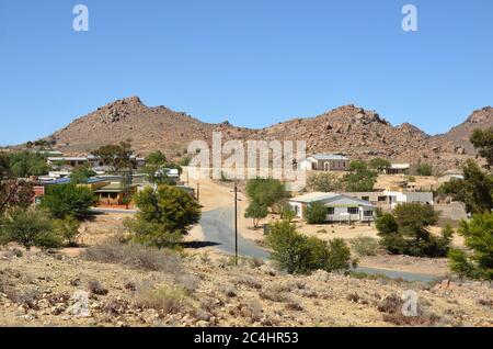 Aus Stadt ist eine Siedlung in der Karas Region im Süden Namibias. Aus Mountains in der Namib Wüste im Hintergrund Stockfoto