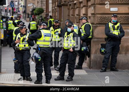 Glasgow, Schottland, Großbritannien. Juni 2020. 27 Starke Polizeipräsenz auf dem George Square vor möglichen Demonstrationen von linken und rechten Gruppen. Iain Masterton/Alamy Live News Stockfoto