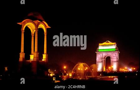 Das India Gate mit den dreifarbigen Beleuchtungen; eine nach dem Sonnenuntergang/ Abendansicht; India Gate, New Delhi, Indien Stockfoto