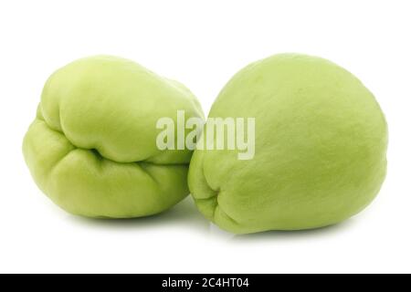 Chayote Früchte (Sechium edulis) auf weißem Hintergrund Stockfoto