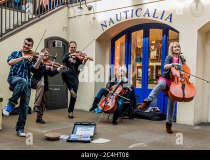 Klassische Buskers amüsieren Sie sich im Covent Garden in London Stockfoto