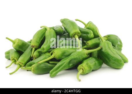 Ein Bündel frischer grüner Jalapeno-Paprika auf weißem Hintergrund Stockfoto