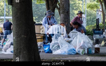 Flohmarkt-Anbieter bereitet sich auf den Verkauf ihrer Waren in Shinjuku, Tokio, Japan. Stockfoto