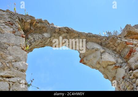 Ein Bogen in der zerstörten Mauer der mittelalterlichen Burg Stockfoto