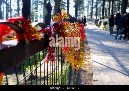 01/04/2019 rot und gelb Farbe Tuch auf der Seite zu Fuß von Hadimba Tempel in Manali, Himachal Pradesh gebunden / Indien Stockfoto