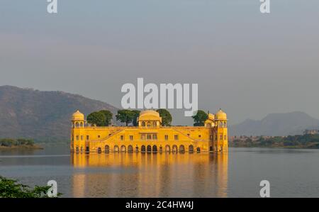 Der Blick auf Jal Mahal mit Vögeln schwimmen in der Front, Jaipur, Rajasthan, Indien Stockfoto