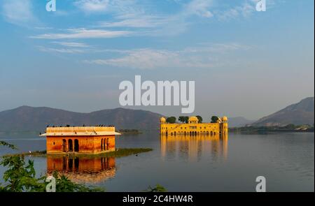 Der Blick auf Jal Mahal mit Vögeln schwimmen in der Front, Jaipur, Rajasthan, Indien Stockfoto