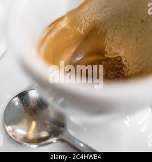 Kaffeetasse nach dem Trinken. Tasse Kaffee, der getrunken wurde. Nahaufnahme. Flacher Freiheitsgrad Stockfoto