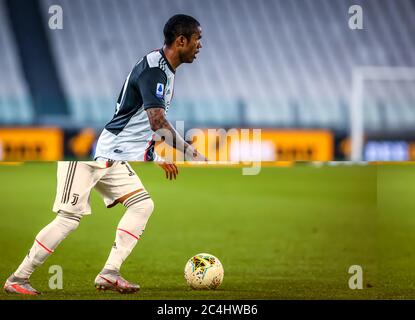 Douglas Costa von Juventus während des Spiels der Serie A 2019/20 zwischen Juventus und US Lecce im Allianz Stadion, Turin, Italien am 26. Juni 2020 - Foto Fabrizio Carabelli /LM Stockfoto