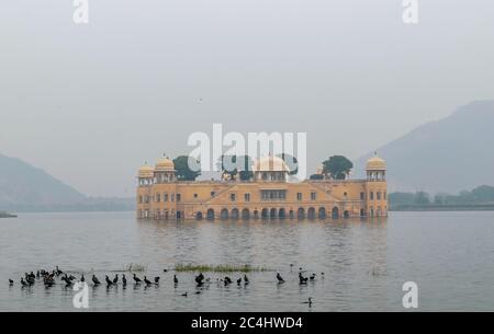 Der Blick auf Jal Mahal mit Vögeln schwimmen in der Front, Jaipur, Rajasthan, Indien Stockfoto