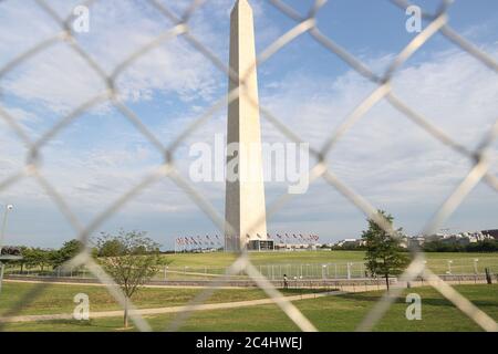 Washington, DC, USA. Juni 2020. Ansicht des Fechtens, das um das Washington Monument herum installiert wurde, um die Menschenmassen am 4. Juli in Washington, DC am 27. Juni 2020 zu begrenzen. Kredit: Mpi34/Media Punch/Alamy Live Nachrichten Stockfoto