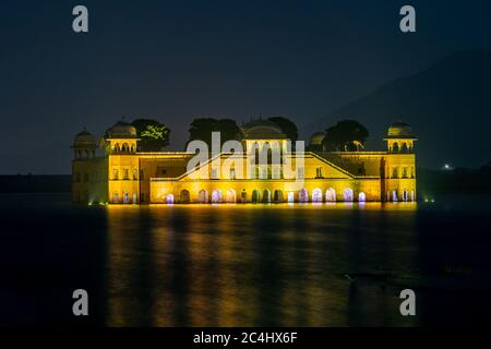 Der Blick auf Jal Mahal bei Nacht, Jaipur, Rajasthan, Indien Stockfoto