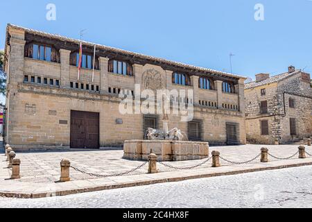 Brunnen der Löwen (Fuente de los Leones) auf dem Platz von Populo (Plaza del Populo), Baeza. Renaissance Stadt in Jaen Provinz. Weltkulturerbe. Ein Stockfoto