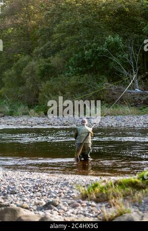 Fischer-Fliegenfischen für Lachse kommen die River North Esk Montrose Scotland UK Stockfoto