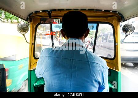 14. Juni 2020 / Bengalore, Indien: Mann fährt ein Auto in Bengalore, Indien Stockfoto