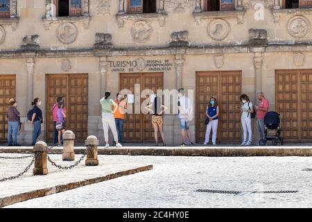 Baeza, Jaen, Spanien - 20. Juni 2020: Eine Gruppe von unbekannten Touristen mit einem professionellen Reiseführer Besuch der Altstadt von Baeza tragen schutzkleidung Stockfoto