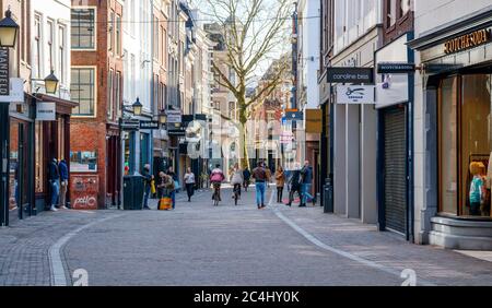 Blick auf eine ruhige Choorstraat mit zahlreichen geschlossenen Geschäften. Aufgrund der Corona-Pandemie besuchen weniger Menschen das Stadtzentrum von Utrecht. Niederlande. Stockfoto