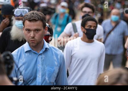 Washington DC, DC, USA. Juni 2020. Der politische Aktivist und OANISCHER Mitwirkender Jack Posobiec von Alt-Rechts wird am Freitag, dem 26 2020. Juni, gewaltsam aus dem Lincoln Park entfernt. Quelle: Tyler Tomasello/ZUMA Wire/Alamy Live News Stockfoto