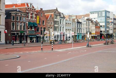 Blick auf eine verlassene Vredenburg Straße mit geschlossenen Geschäften. Aufgrund der Ccorona-Pandemie ist es ruhig im Stadtzentrum von Utrecht. Niederlande. Stockfoto