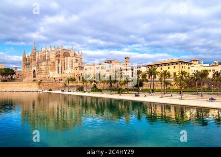 Blick über das historische Zentrum von Palma, Cathedra und Parc de la Mar, Palma, Mallorca, Spanien Stockfoto