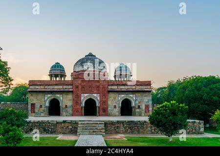 Ein Blick auf die Isa Khan Moschee bei Sonnenuntergang, Delhi, Indien Stockfoto