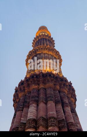 Kalligraphie auf Qutub Minar, Delhi, Indien Stockfoto