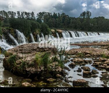 Venta Rapid im Frühling mit einer Felsformation im Vordergrund. Stockfoto