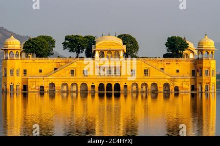 Der Blick auf Jal Mahal mit Vögeln schwimmen in der Front, Jaipur, Rajasthan, Indien Stockfoto