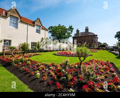 Bunte Blumenbeete im Kriegs-Gedenkgarten am sonnigen Sommertag, North Berwick, East Lothian, Schottland, Großbritannien Stockfoto