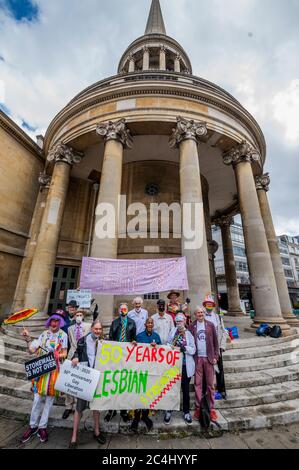 Die Parade der Pride in London wurde wegen der Coronavirus-Pandemie verschoben. Aber Veteranen der London Gay Liberation Front 1970-74, darunter Peter Tatchell, marschieren am selben Tag auf der gleichen Route. Sie feiern den 50. Jahrestag der London Gay Liberation Front, an der sie teilnahmen. GLF wurde 1970 gegründet und wird allgemein als der Beginn der modernen LGBT-Bewegung in Großbritannien anerkannt. Kredit: Guy Bell/Alamy Live Nachrichten Stockfoto