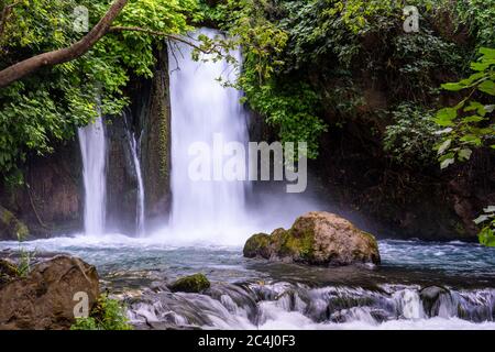 Hermon Stream - Banias Stream- ahal Hermon auch bekannt als Nahal Banias ist ein Fluss in den Golan Höhen. Es ist das östlichste der drei wichtigsten nördlichen Stockfoto