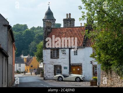 Oldtimer-Sportwagen (Triumph TR3A 1959), geparkt in einer Straße in Culross, einer ehemaligen königlichen Burg, und Gemeinde in Fife, Schottland Stockfoto