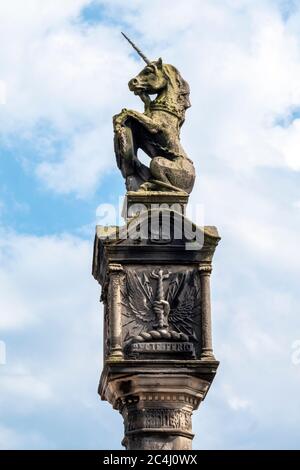 Einhorn in Ketten auf dem Mercat Cross in Culross, Fife, Schottland Stockfoto