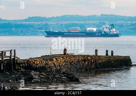 INEOS Tanker JS Ineos Ingenuity Shale Tanker fährt am Culross Pier vorbei auf dem Weg von Grangemouth Raffinerie, Schottland in die USA. Stockfoto