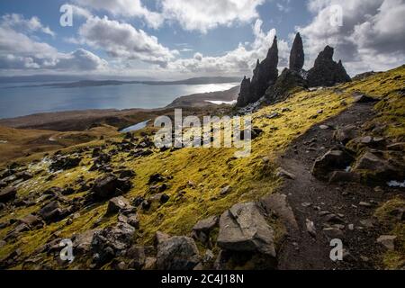 Der alte Mann von Storr auf der Isle of Skye unter einem dramatischen Himmel Stockfoto