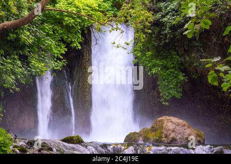 Hermon Stream - Banias Stream- ahal Hermon auch bekannt als Nahal Banias ist ein Fluss in den Golan Höhen. Es ist das östlichste der drei wichtigsten nördlichen Stockfoto