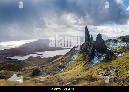 Der alte Mann von Storr auf der Isle of Skye unter einem dramatischen Himmel Stockfoto