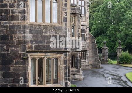 Detailansicht eines beeindruckenden, gotischen Herrenhauses mit seiner schönen Architektur und Fassade. Stockfoto