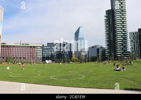 Porta Nuova - Mailand - Italien - Wohnen im Freien während der Covid 19 Notfall, Mailand. Markierungen auf dem Gras helfen Menschen, soziale Distanz zu halten. Stockfoto