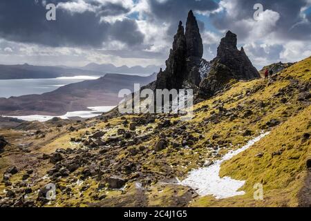 Der alte Mann von Storr auf der Isle of Skye unter einem dramatischen Himmel Stockfoto