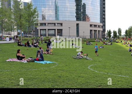 Porta Nuova - Mailand - Italien - Wohnen im Freien während der Covid 19 Notfall, Mailand. Markierungen auf dem Gras helfen Menschen, soziale Distanz zu halten. Stockfoto