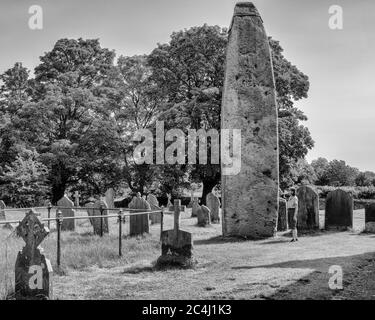 Bewundern Sie den höchsten (25 Fuß) Monolithikum in Großbritannien, All Saints Church, Rudston, East Yorkshire Stockfoto